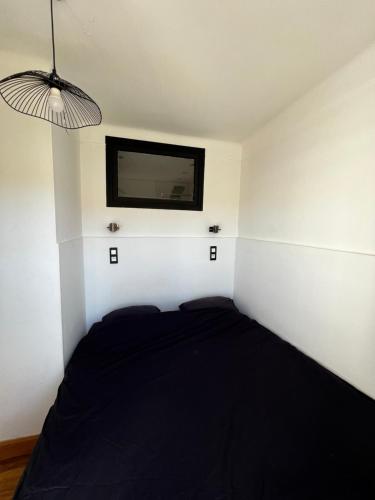 - une chambre avec un lit noir et une télévision à écran plat dans l'établissement T2 proche Centre et Palais avec terrasse !, à Cannes