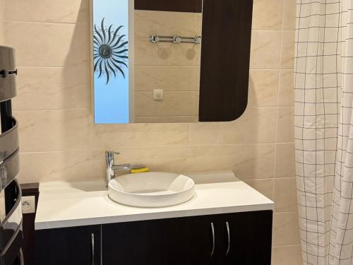 une salle de bain avec un lavabo et un miroir dans l'établissement Studio en bord de mer avec balcon et vue imprenable, accès direct plage - FR-1-487-317, à Cabourg