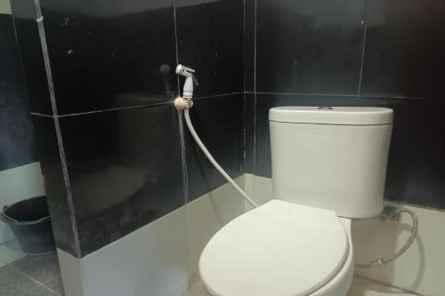 Ένα μπάνιο στο OYO 93485 Hotel Kenzie Sentani