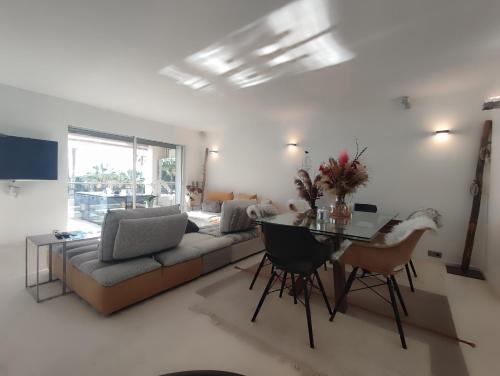 un salon avec un canapé et une table dans l'établissement Superbe apartement vue panoramique sur la mer, à Cannes