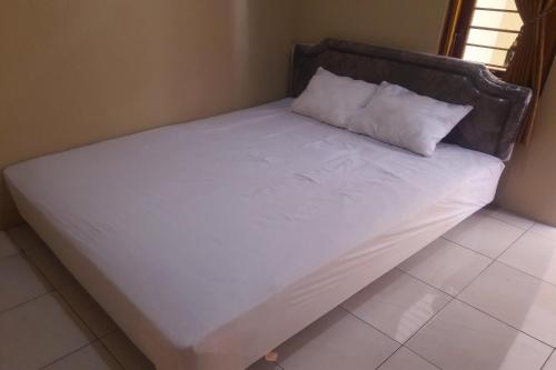 Cama o camas de una habitación en Hotel O Wisma Flamboyan NearTaman Makam Pahlawan