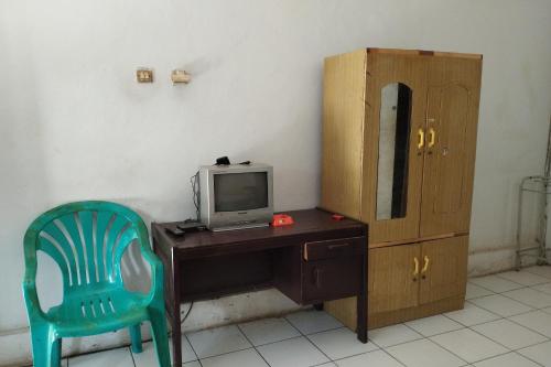 Телевизор и/или развлекательный центр в Hotel O Losmen Karunia Katingan Near Kantor Sekretariat PPK Katingan Kuala
