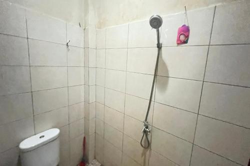 Ванная комната в Hotel O Penginapan Laras PaminggirNearPesona Alam Seafood Pink Mira
