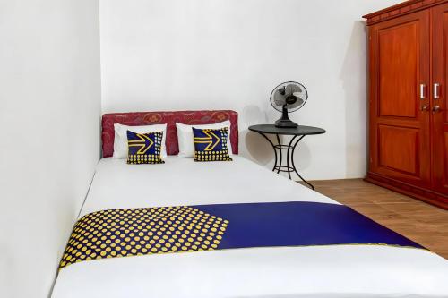 Ένα ή περισσότερα κρεβάτια σε δωμάτιο στο Hotel O Kebun Manis Homestay Near Lapangan Bola Volly Batu Kumbung