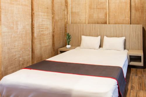 Ένα ή περισσότερα κρεβάτια σε δωμάτιο στο Hotel O Bale Jiwan Mukti Narmada Near SMA NW NARMADA