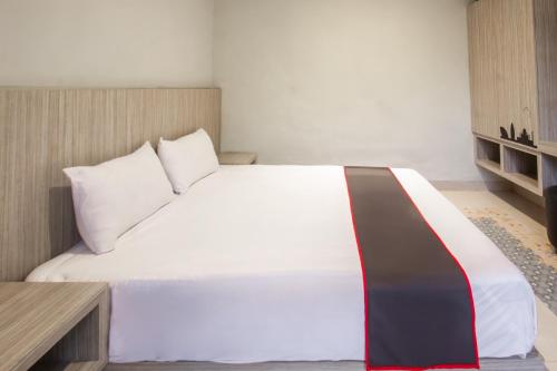 Ένα ή περισσότερα κρεβάτια σε δωμάτιο στο Hotel O Bale Jiwan Mukti Narmada Near SMA NW NARMADA