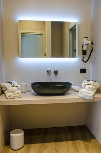 a bathroom with a sink with a large mirror at Chocolat L'Escale in Omegna
