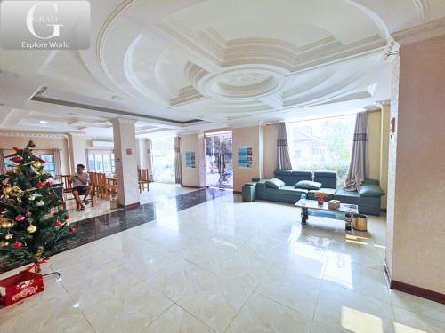 a living room with a christmas tree in the middle at Vang Vieng Misokxay Hotel in Vang Vieng