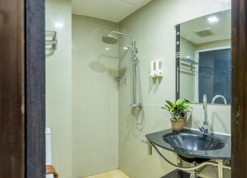 a bathroom with a sink and a shower at Jomtien Sands Residence in Jomtien Beach