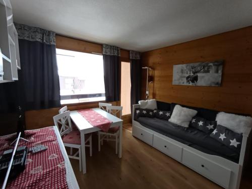 une chambre avec un lit, une table et une fenêtre dans l'établissement Résidence Ferme D'augustin - Batiment I - Studio pour 4/5 personnes - Skis aux pieds MAE-8754, à Montgenèvre