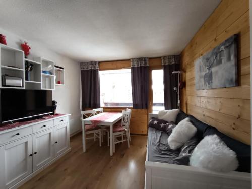 un salon avec un canapé et une table dans l'établissement Résidence Ferme D'augustin - Batiment I - Studio pour 4/5 personnes - Skis aux pieds MAE-8754, à Montgenèvre