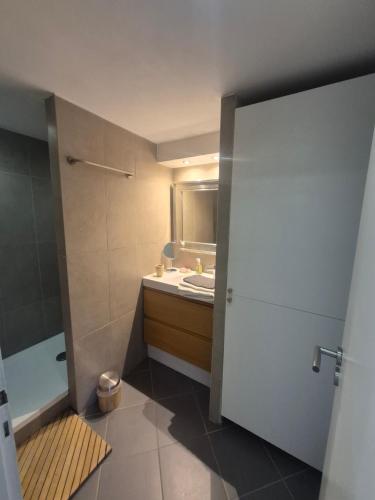 ラ・ロシェルにあるMorena - Superbe Duplex, Terrasse avec vue mer, Wifi, Climatisationの洗面台、トイレ、鏡のあるバスルーム