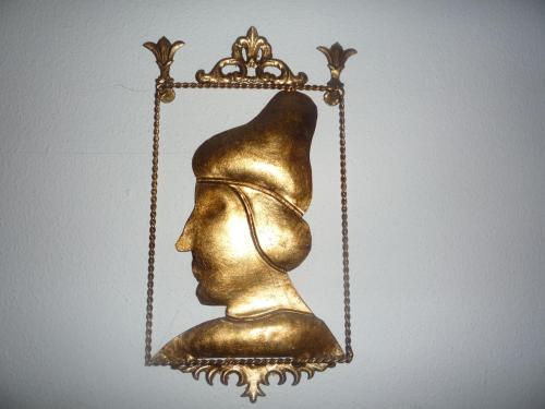 a gold statue with a crown on top at Cà Del Dose in Venice
