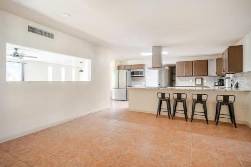 Dapur atau dapur kecil di l NEW l 5BR 3BTH Large and Modern Home l Central LOC l 1 ACRE lot