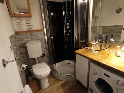 Koupelna v ubytování Résidence Ferme D'augustin - Batiment F - Superbe appartement pieds des pistes avec terrasse MAE-6121