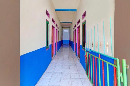 an empty corridor of a school hallway at Hotel O Wisma Dua Putra Syariah in Majalengka