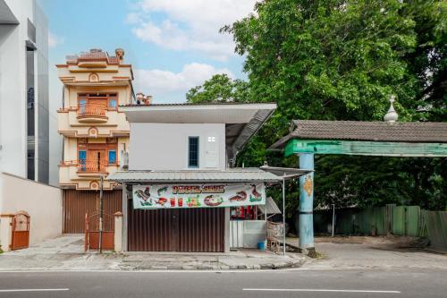 un bâtiment situé sur le côté d'une rue à côté d'un bâtiment dans l'établissement Hotel O Wongso Residence Syariah, à Pangkal Pinang