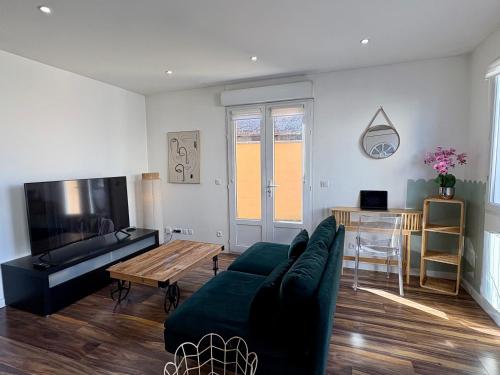 un salon avec un canapé et une table dans l'établissement Appartement Design proche Paris, à Savigny-sur-Orge