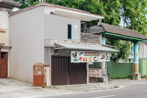 un bâtiment avec un balcon sur le côté d'une rue dans l'établissement Hotel O Wongso Residence Syariah, à Pangkal Pinang