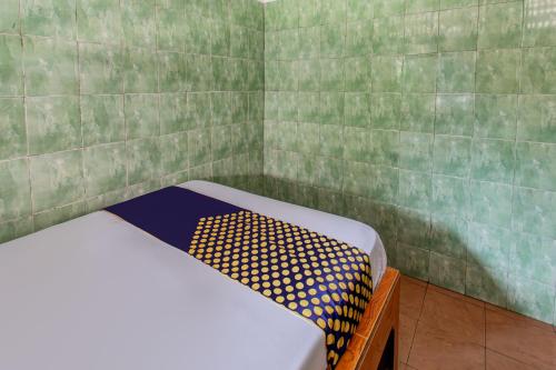Cama o camas de una habitación en Hotel O Losmen Ida Near PT. Narmada Awet Muda (Pabrik Lingsar)