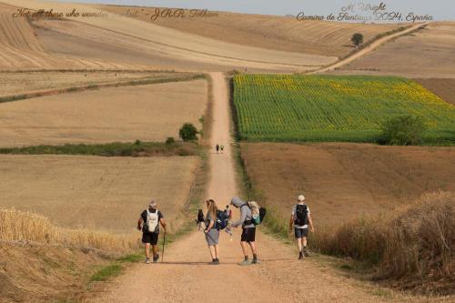 een groep mensen die over een onverharde weg loopt bij Basement studio in hosts house with private terrace and BBQ, Ideal for the camino and cyclers' in Zizur Mayor