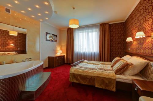 Posteľ alebo postele v izbe v ubytovaní Hotel Chabrowy Dworek