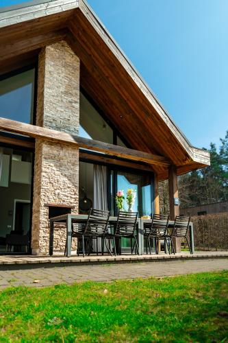 a group of chairs and tables on a house at Bergvliet Villa's in Oosterhout