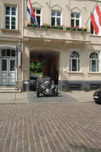 an old car parked in front of a building at Hotel Niederländischer Hof in Schwerin
