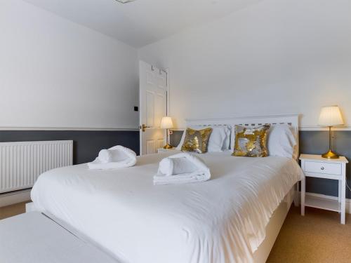 two white beds in a bedroom with two lamps at Duck Cottage beautiful views countryside village in Delph