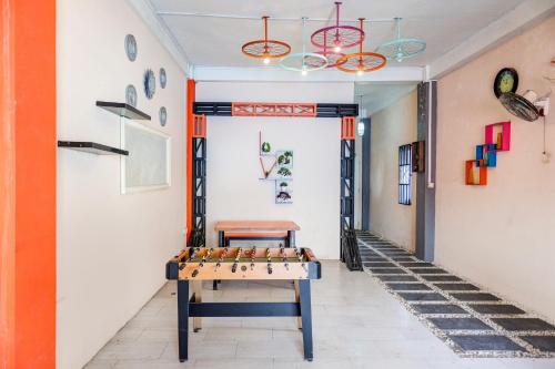 une chambre avec une table dans le couloir dans l'établissement Hotel O Penginapan Pelangi, à Batam Center