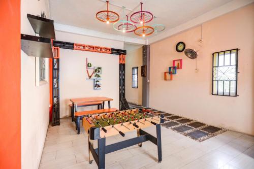 Cette chambre comprend une table de ping-pong. dans l'établissement Hotel O Penginapan Pelangi, à Batam Center