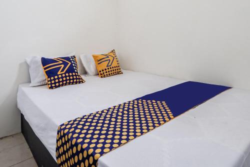 Postel nebo postele na pokoji v ubytování OYO Life 93680 Kost Losawi Syariah