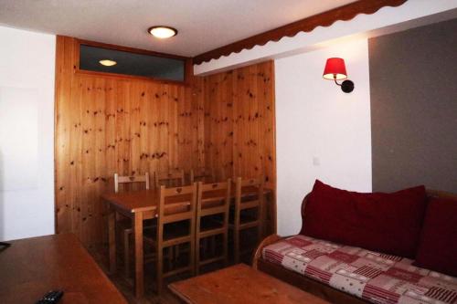 une chambre avec une table et un lit et une salle à manger dans l'établissement Résidence Les Eglantines - B216 LES EGLANTINES LES ORRES 1800 MAE-1194, aux Orres