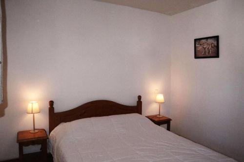 - une chambre avec un lit et deux lampes sur les tables dans l'établissement Résidence Les Eglantines - B216 LES EGLANTINES LES ORRES 1800 MAE-1194, aux Orres