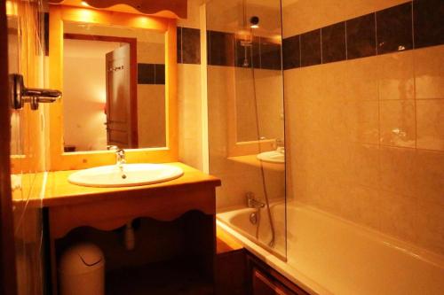 une salle de bain avec un lavabo, un miroir et une douche dans l'établissement Résidence Les Eglantines - B216 LES EGLANTINES LES ORRES 1800 MAE-1194, aux Orres