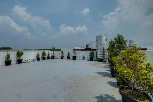 un ampio patio con piante in vaso sul tetto di OYO Life 93289 Jelita Residence 2 a Semarang