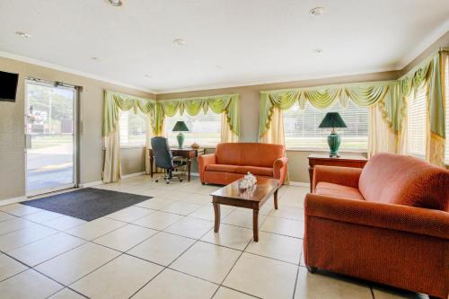 OYO Hotel Douglas GA US-441にあるシーティングエリア