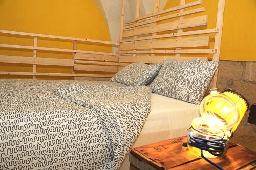 TrepuzziにあるCurteCurtaのベッドルーム1室(ベッド1台、ランプ付きテーブル付)
