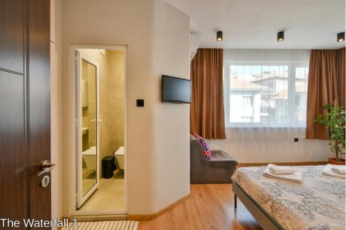 um quarto com uma porta que leva a uma sala de estar em The Waterfall Free Parking em Balchik