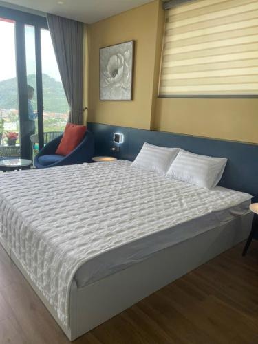 Postel nebo postele na pokoji v ubytování Flamingo Hai tiến-studio view biển