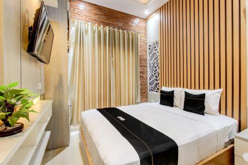 a bedroom with a large bed and a television at Capital O 93718 Homestay 3 Bidadari in Yogyakarta