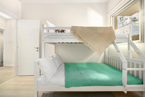 Postel nebo postele na pokoji v ubytování Netanya Beachfront Bliss Apartments by Sea N' Rent