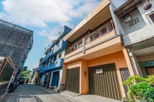 une rangée de bâtiments sur le côté d'une rue dans l'établissement Hotel O Buduran Homestay Syariah, à Sidoarjo