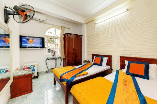Postel nebo postele na pokoji v ubytování Binh Minh Ngoc Khanh Hotel