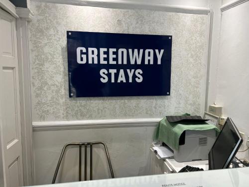 阿克斯桥OYO Greenway Stays的绿道挂在墙上的标志