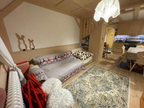 a living room with a couch and a rug at Love Mountain House in Campestrin