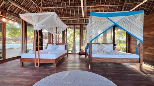 Postel nebo postele na pokoji v ubytování Tikipalmbeachhotel