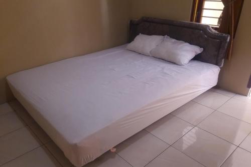 Кровать или кровати в номере Hotel O Kost Reski 1 Near Pasar Rakyat Limbung