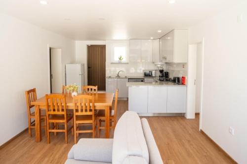 a kitchen and dining room with a table and chairs at Seaing House II in Falca