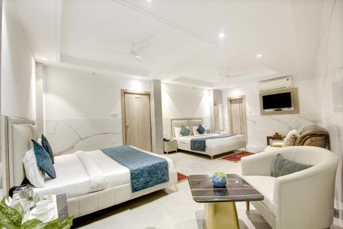 a hotel room with a bed and a living room at Hotel International Inn - Near Delhi Airport in New Delhi